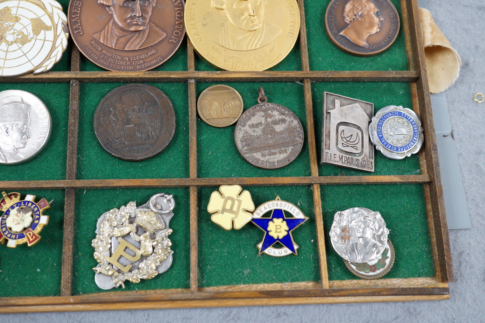 British, French, Australian commemorative medals and badges, to include Nelson, Admiral Vernon, Napoleon, Credit Lyonnaise, French Republic 5 sols 1792, Australia’s 150th anniversary celebrations 1938, Primrose League et